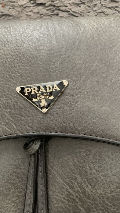 Torebka kopertowa Prada z paskiem