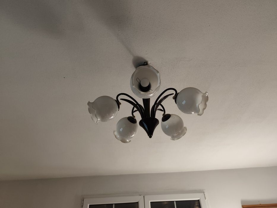 Dwie lampy wiszące. Dwa żyrandole