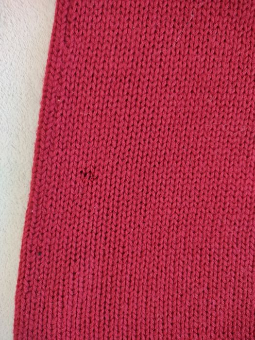 Czerwony sweter z domieszką wełny