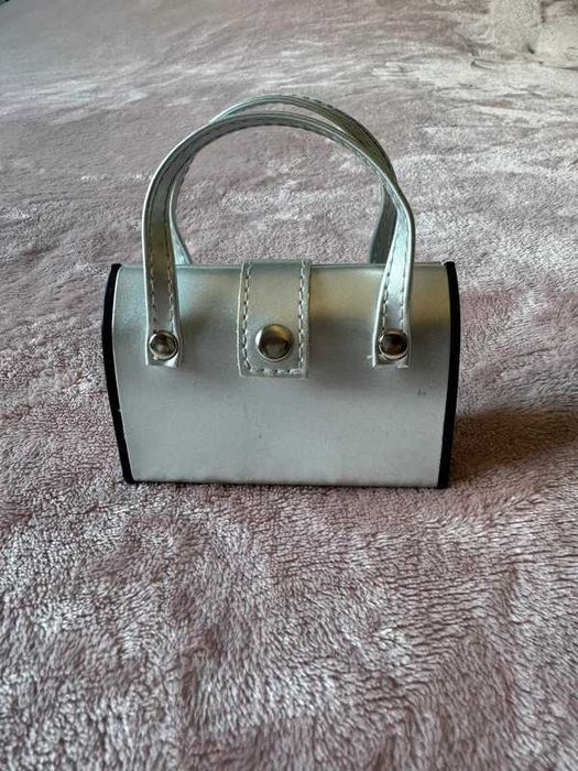 Mini bolsa com utensílios de manicure