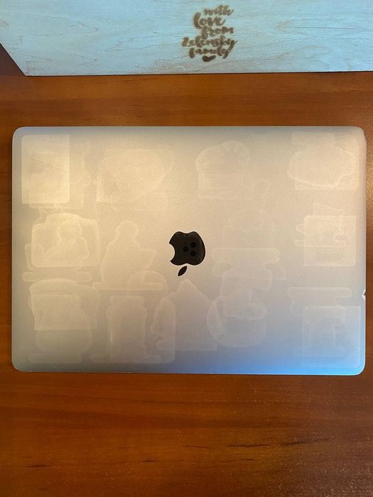 MacBook Pro 13-inch, 2018

+3

Le Apple MacBook Pro (13-inch,

2017).
