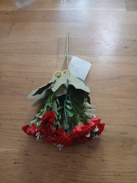Sztuczne goździki, bukiet kwiatów