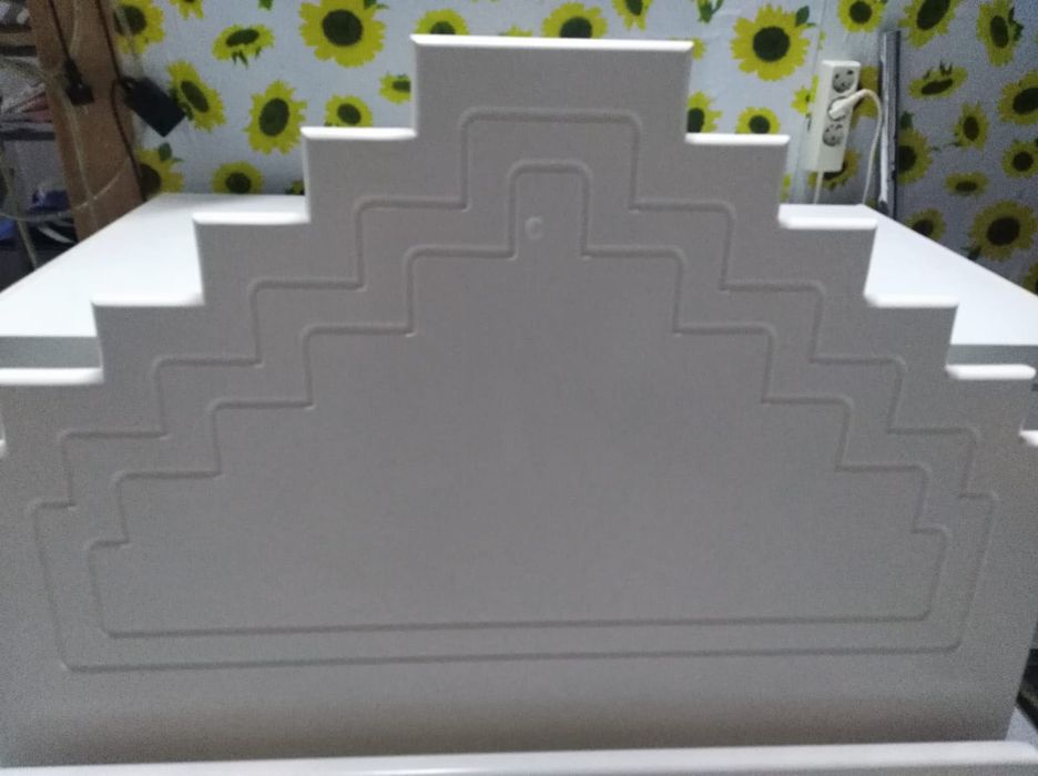 Cama + estrado + colchão + almofadas + cortinados + edredão