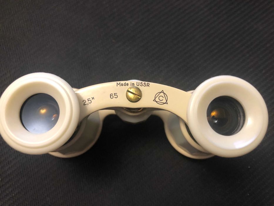 Бінокль театральний з чохлом.