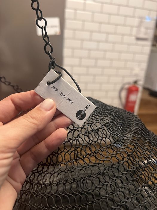 Luminária suspensa em metal preto da marca Madam Stoltz.