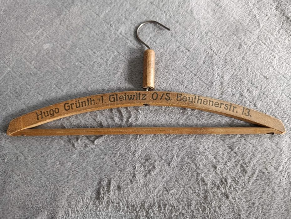 Stary wieszak z napisami Gleiwitz