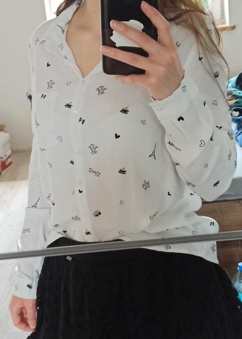 Biała koszula we wzorki