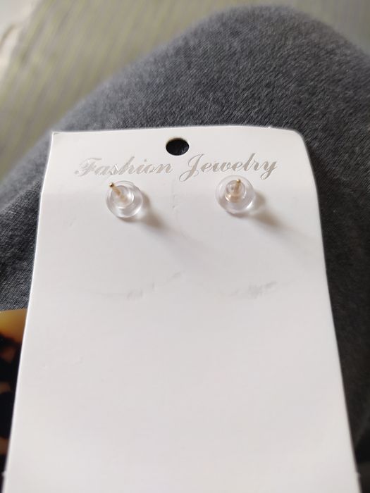 Brincos compridos em metal dourado e acrilico preto e castanho NOVOS