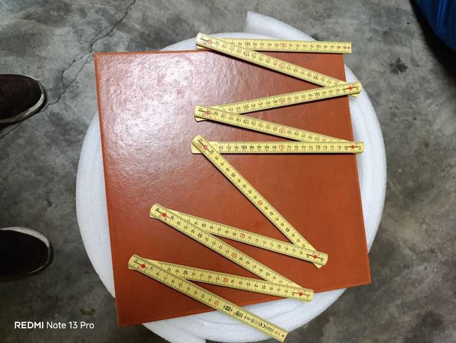 Metro articulado sintético.