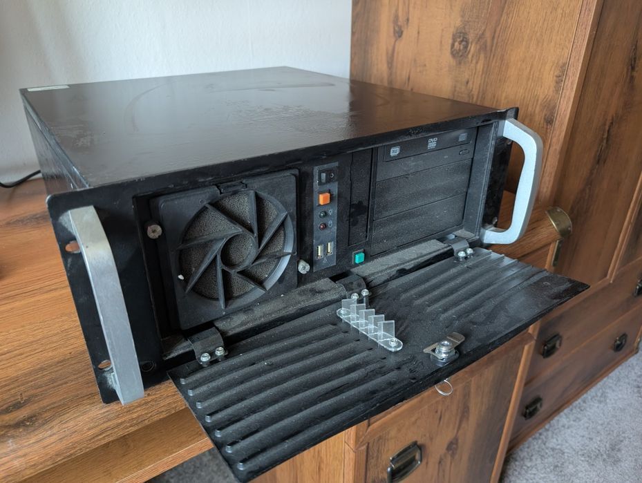 Serwer Rack 4U 19" obudowa + komputer LGA775, 2 GB RAM, 500 GB