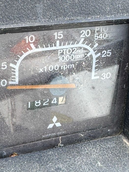 Trator Mitsubishi MT300 e capinadeira