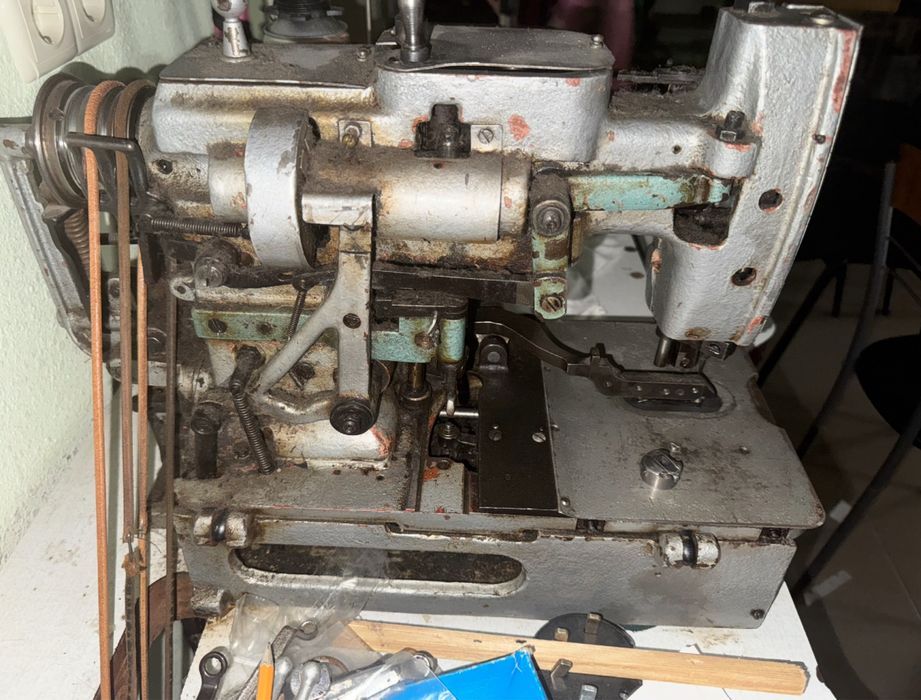 Промислова петельна швейна машинка