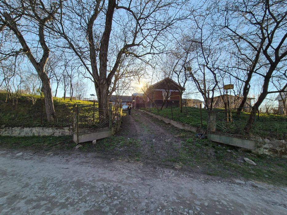 Будинок із комунікаціями, терасою та великою майстернею, с. Словіта