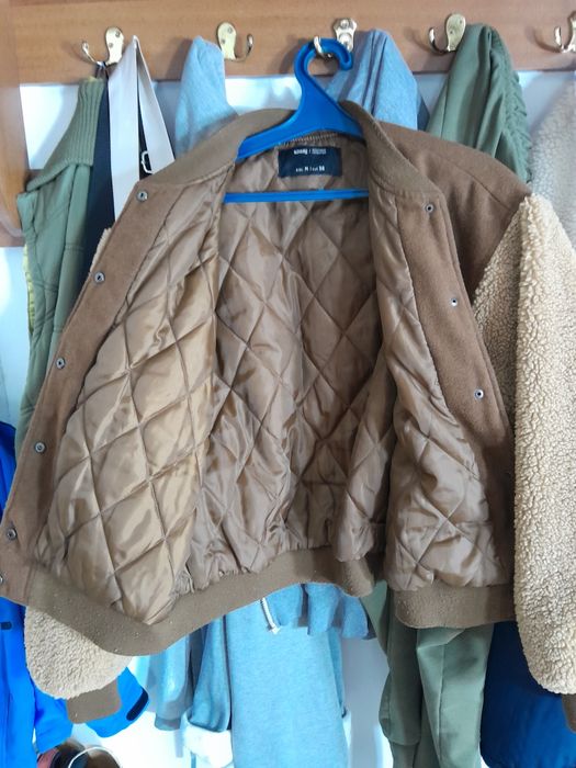 Женская куртка бомбер с рукавами тедди