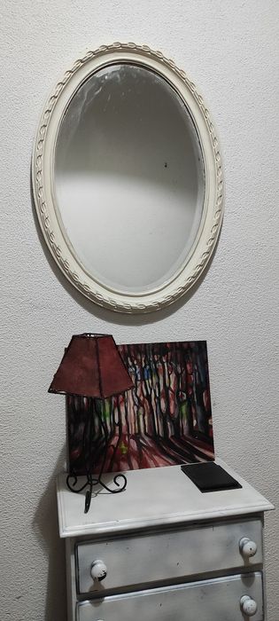 Espelho e mesinha de cabeceira