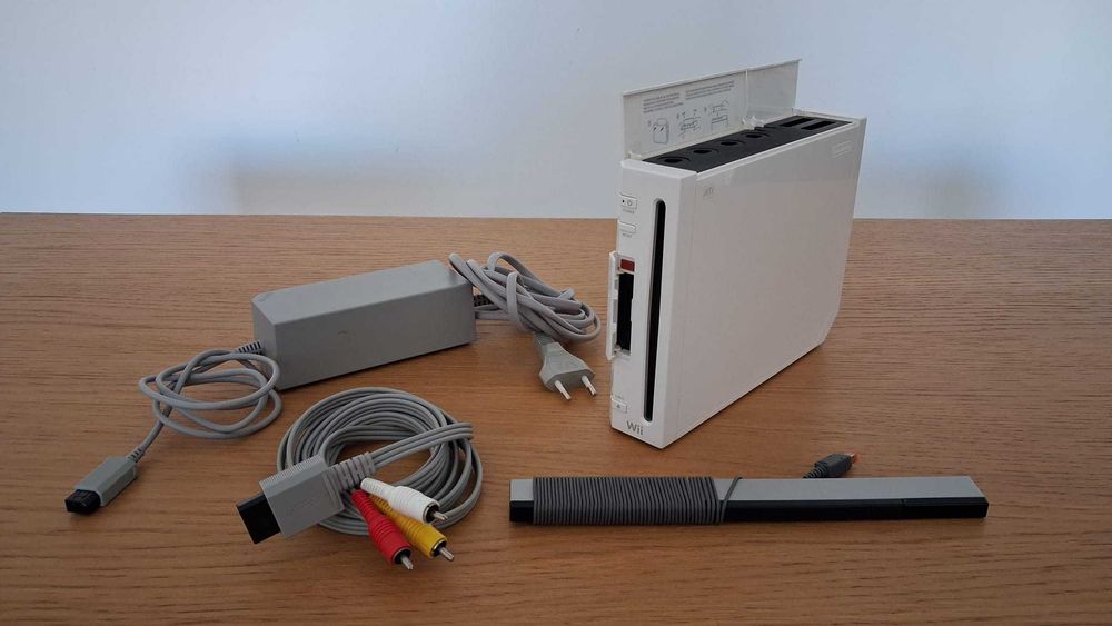 Pack Nintendo Wii Branca + Wii Balance Board + Jogos Wii Sports e Wii Fit