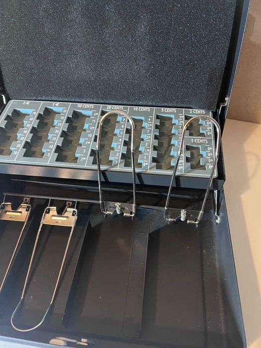 Caixa dinheiro 30cm com tabuleiro p/ moedas + clipes notas (2 chaves)