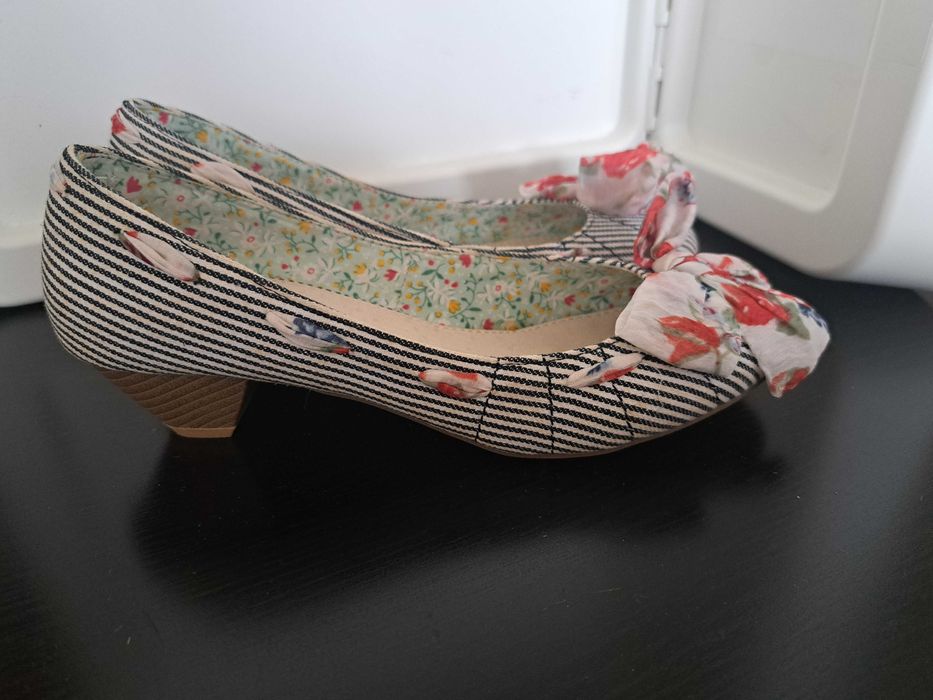 Sapatos de salto com laço florido