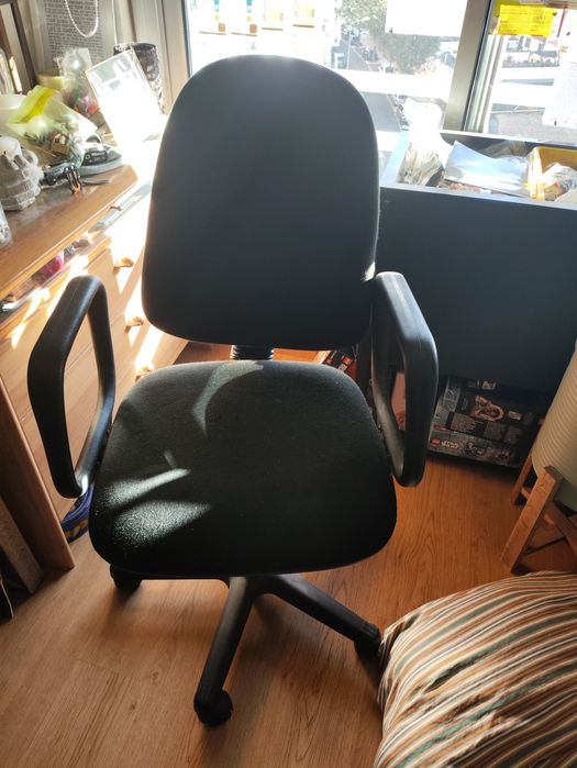 Cadeira escritório com sistema elevatório a funcionar perfeitamente