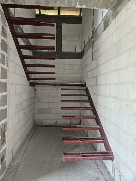 Schody półkowe wspornikowe wiszące - konstrukcja stalowa
