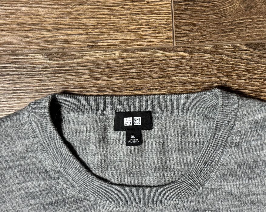 Тонкий шерстяной свитер Uniqlo.