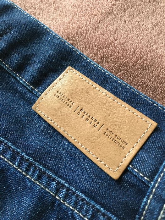 Spodnie boyfriend jeansy z dziurami firmy Bershka