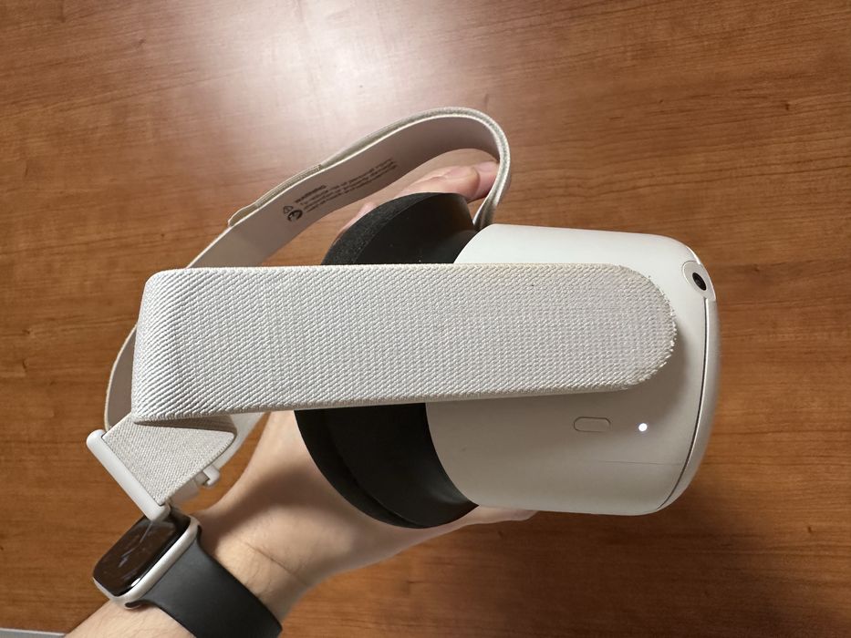 Oculus Quest 2 256Gb у комплекті тільки самі окуляри + ремень, коробка