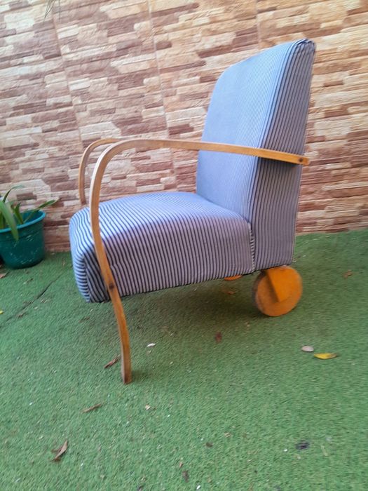 Cadeirão vintage com dus rodas