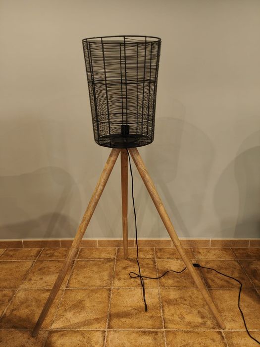 Candeeiro de pé alto estilo industrial