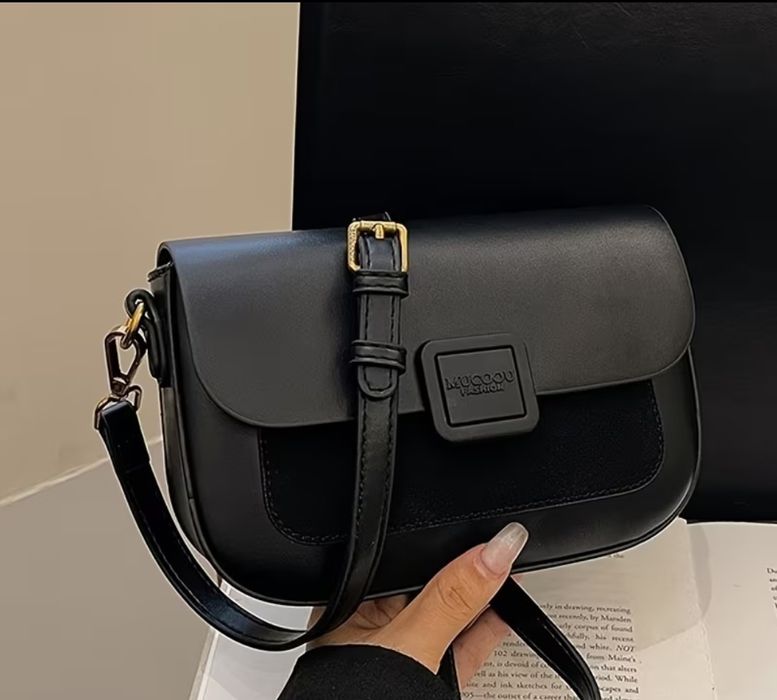 Жіноча чорна сумочка