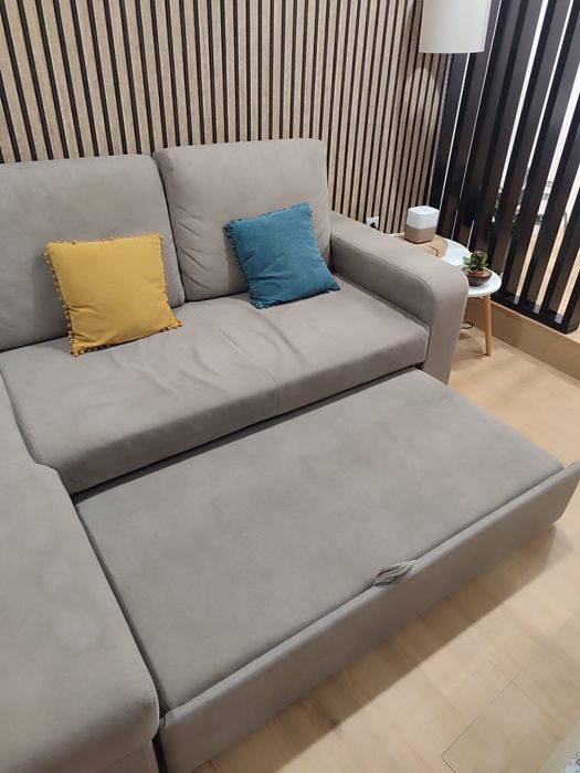 Sofá cama cinza com gaveta de arrumação e Chaiselong.