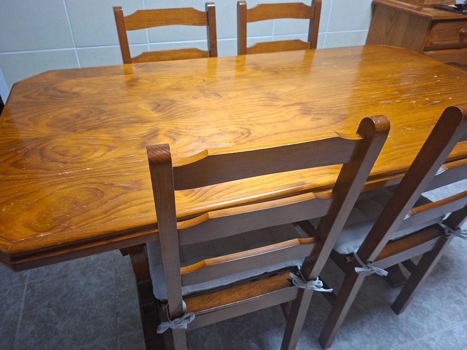 Mesa com 4 cadeiras