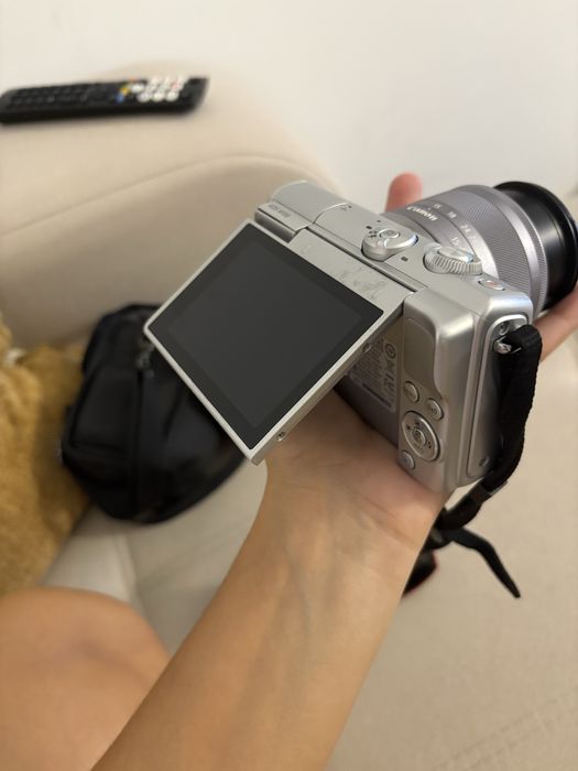 Canon EOS M100 mirrorless