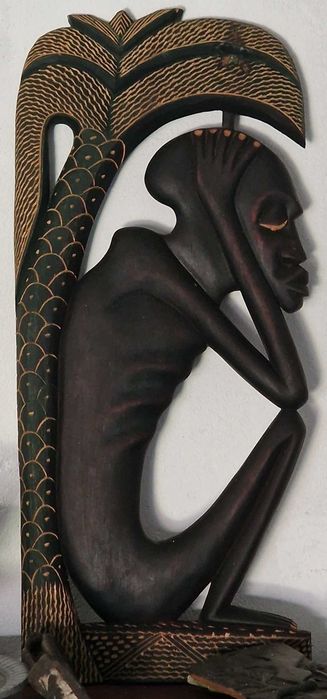 Escultura africana decorativa em madeira