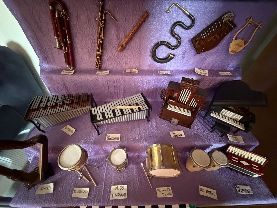 Vitrine com 45 miniaturas de instrumentos musicais