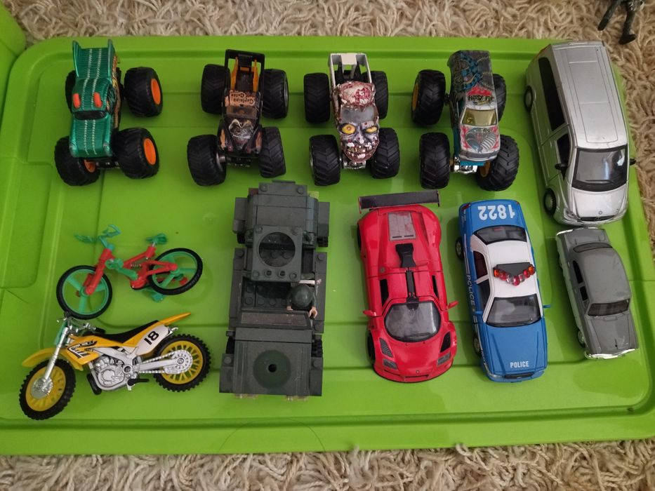 Машинки Hot wheels