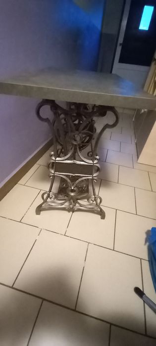 Stolik na pięknej b.starej maszynie do szycia