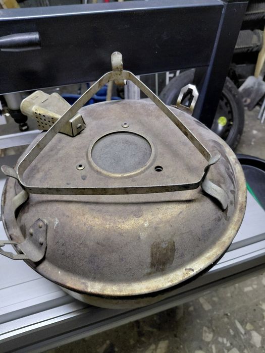 Okrągły prodiż z podkładka metalowa i kablem