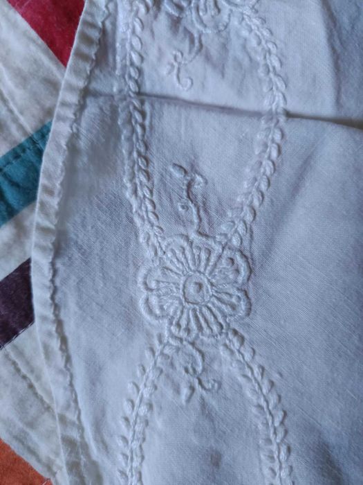 Toalha redonda com 66cm (linho bordado a mão)