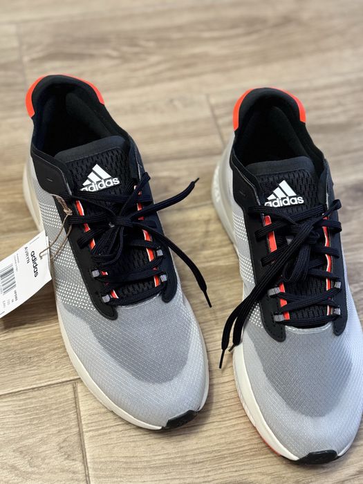 Кросівки adidas AVRYN