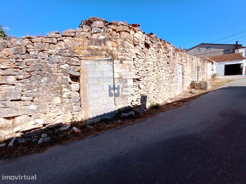 Moradia em ruina com terreno em Maxieira