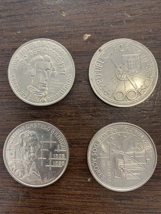 Moedas de colecao variadas