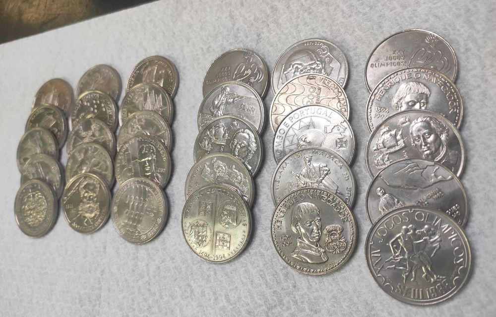 Conjunto de 30 moedas 15x 100$ + 14x 200$ +1x 250$  comemorativas