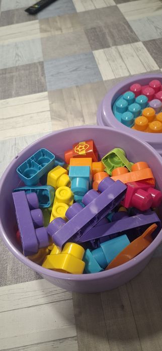 Elegante com rodas e caixa de legos Duplo