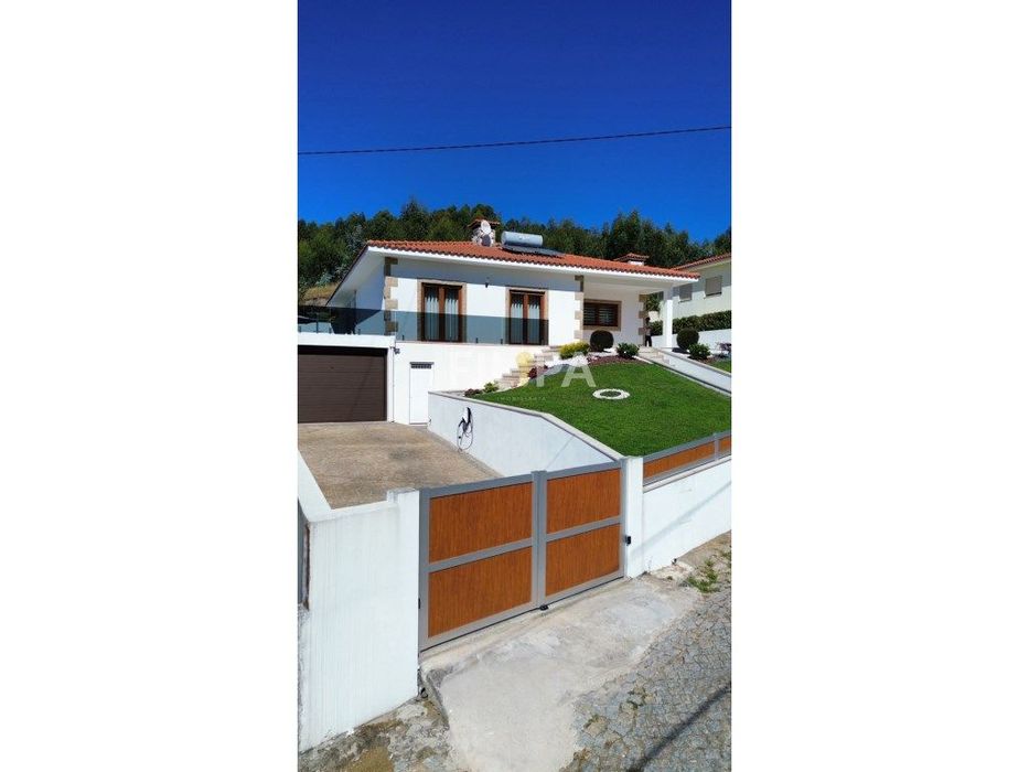 Moradia V4 de 4 frentes em Croca, Penafiel