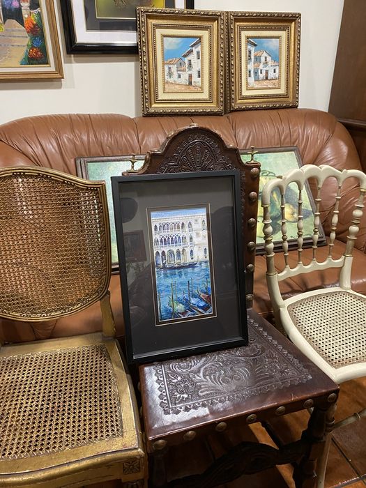 Escritório em Pau Santo. Mesa com tampo em vidro, estante para livros, cadeirão , duas cadeiras!