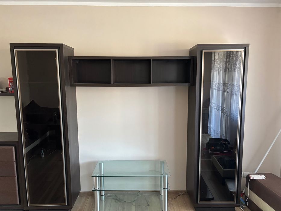 Dwie komody szafy drewniano szklane oraz sofa