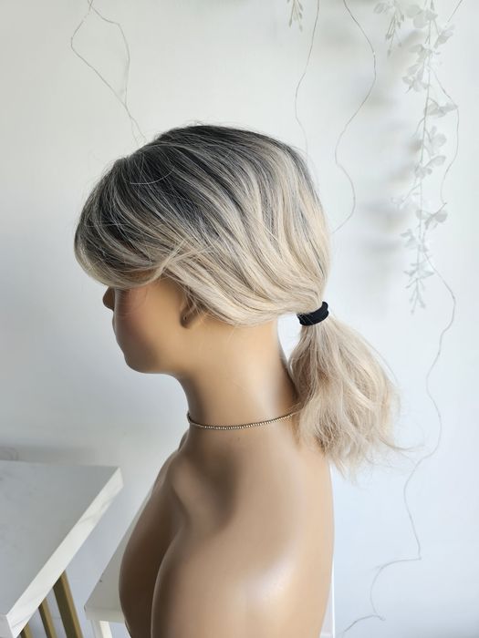 Tupet topper Sofi fale 40 cm jasny beżowy ochłodzony blond z grzywką