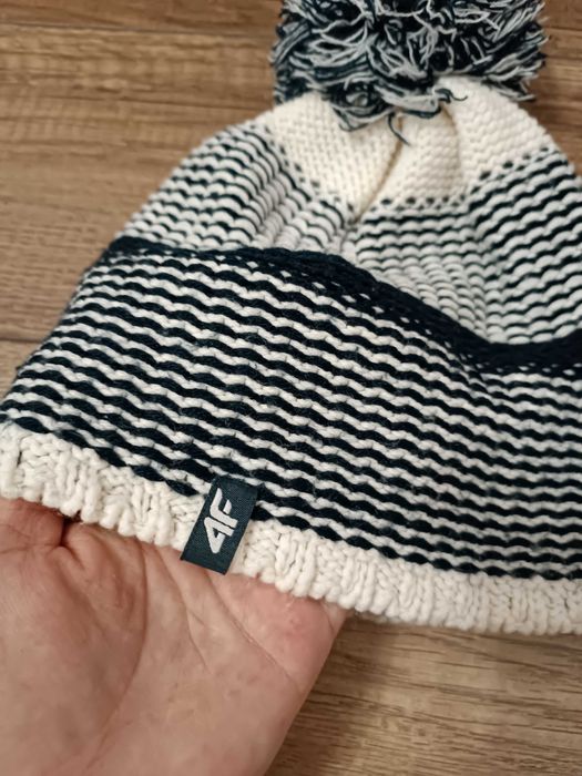 Zimowa czapka 4F z pomponem