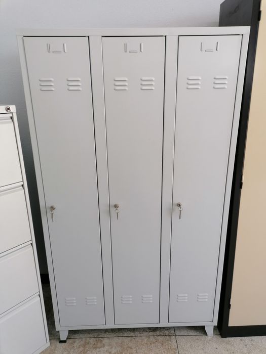 Armário, cacifo, roupeiro acabados de pintar